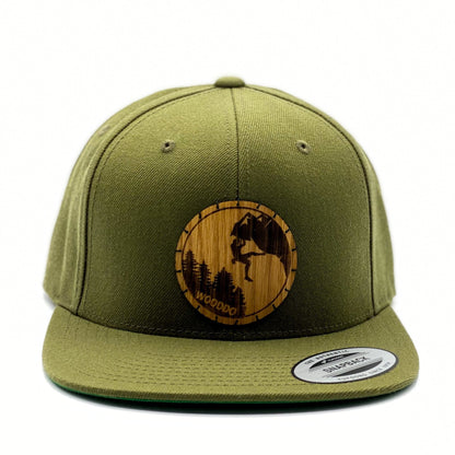 Olivgrünes Natureclassic Snapback Cap mit Holzemblem Climber, von vorne