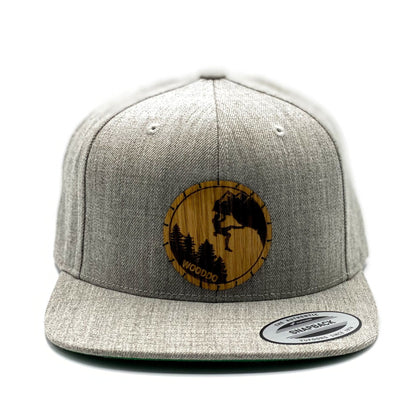 Hellgrau meliertes Natureclassic Snapback Cap mit Holzemblem Climber, von vorne