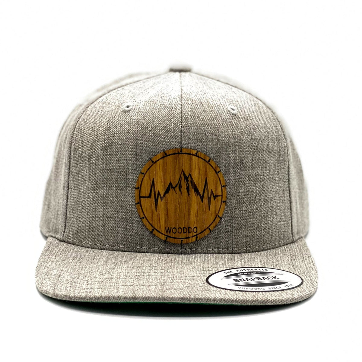 Hellgrau meliertes Natureclassic Snapback Cap mit Holzemblem Mountainheart, von vorne