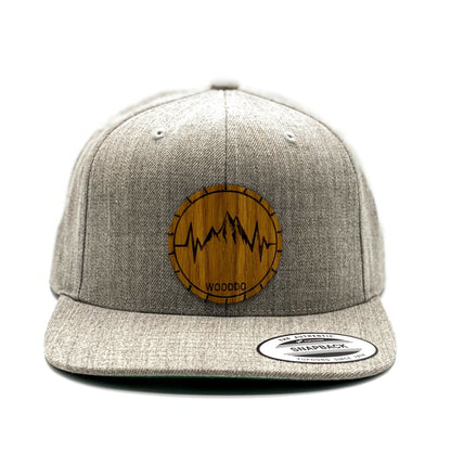 Hellgrau meliertes Natureclassic Snapback Cap mit Holzemblem Mountainheart, von vorne