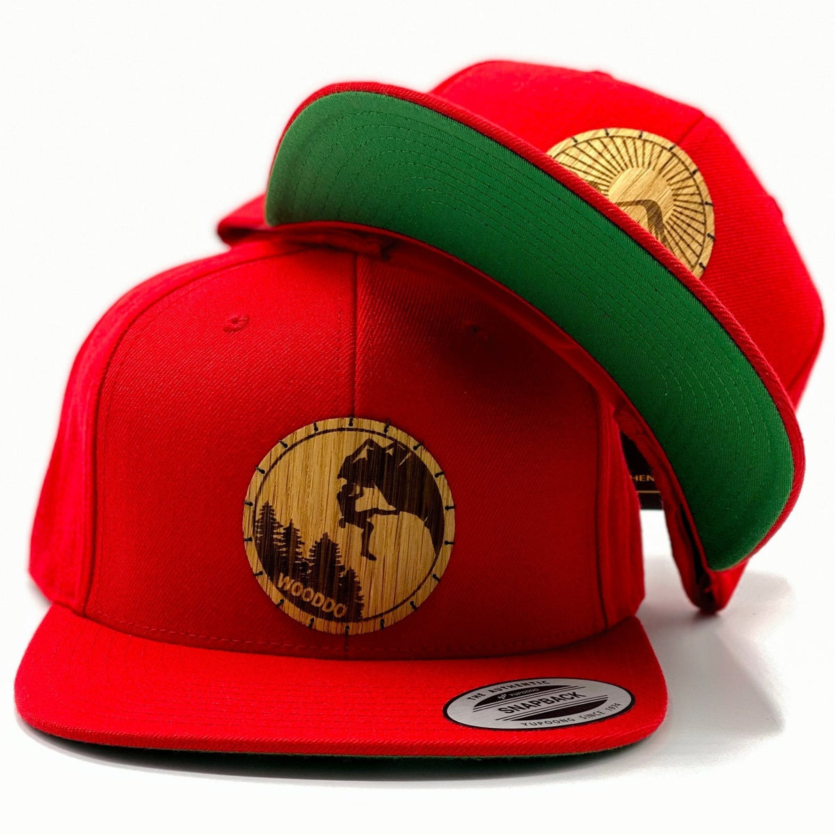 Rotes Natureclassic Snapback Cap mit Holzemblem Sunrise und Climber, zwei Caps übereinander