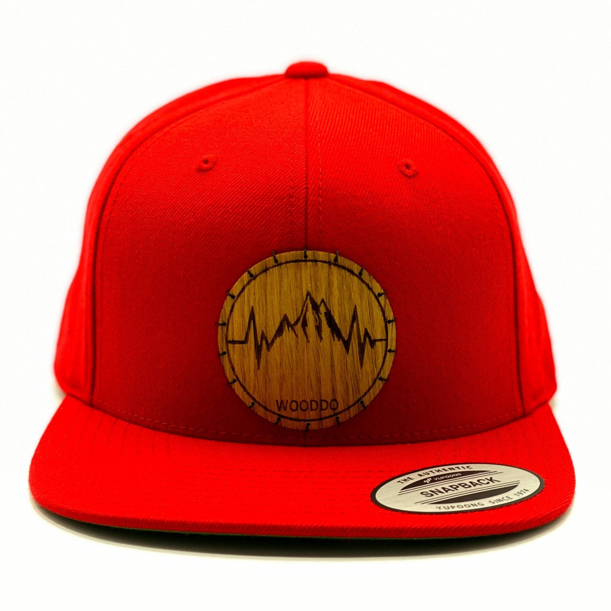 Rotes Natureclassic Snapback Cap mit Holzemblem Mountainheart, von vorne