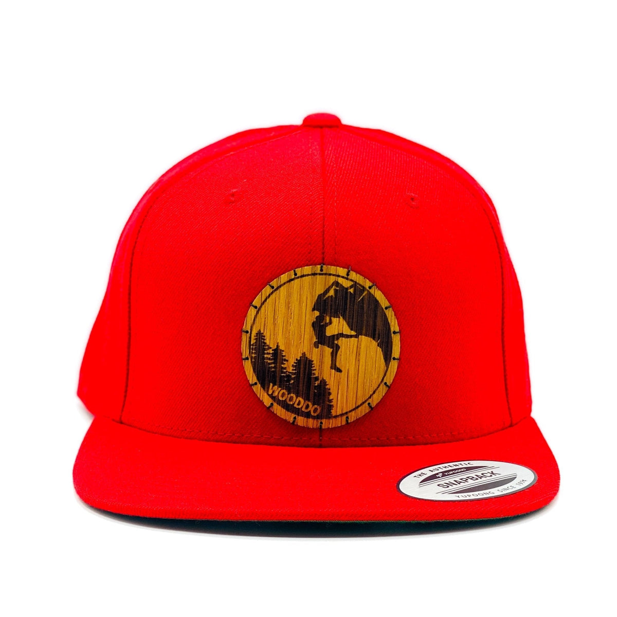 Rotes Natureclassic Snapback Cap mit Holzemblem Climber, von vorne