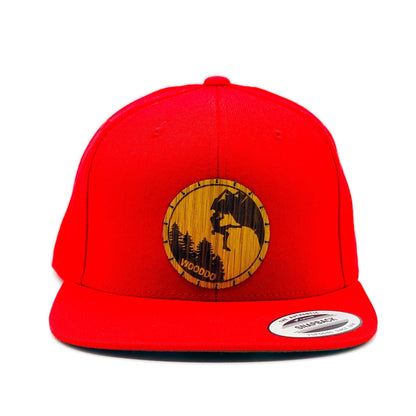 Rotes Natureclassic Snapback Cap mit Holzemblem Climber, von vorne