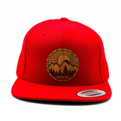 Rotes Natureclassic Snapback Cap mit Holzemblem Sunrise, von vorne