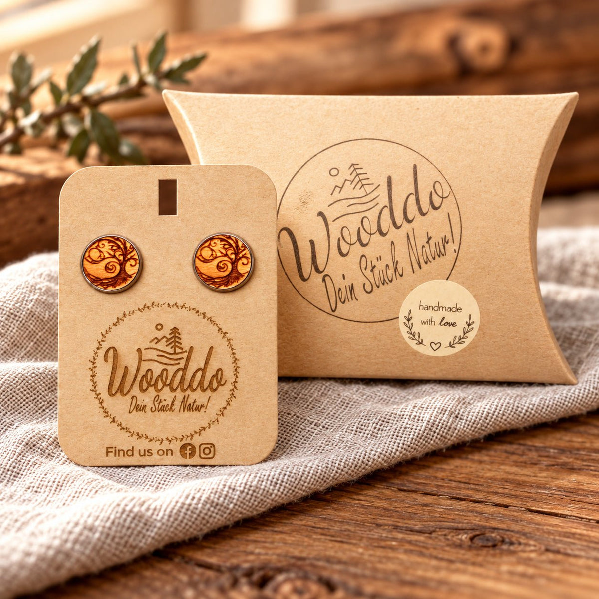 Holz Ohrstecker Baum im Winde aus Kirschholz mit Halter und Wooddo-Geschenkschachtel auf Leinen
