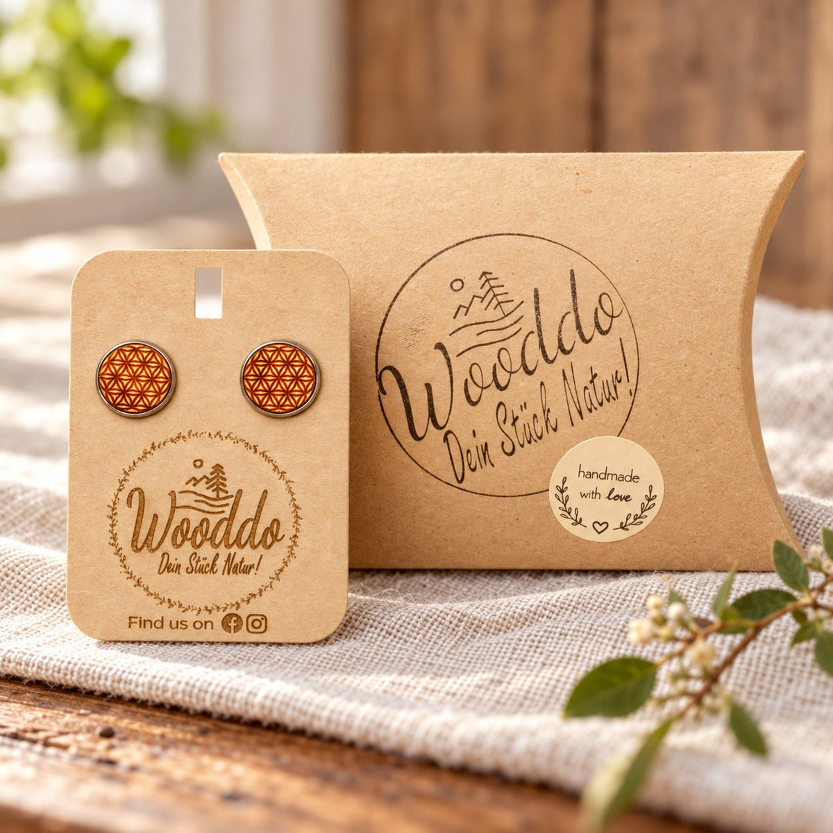 Holz Ohrstecker Blume des Lebens aus Kirschholz mit Halter und Wooddo-Geschenkschachtel auf Leinen