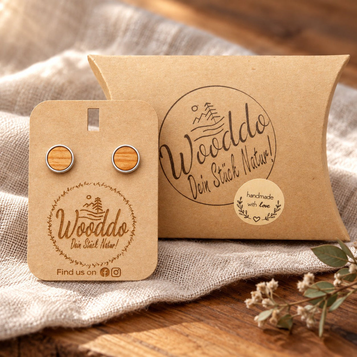 Holz Ohrstecker Circle Big Kirsche aus Kirschholz mit Halter und Wooddo-Geschenkschachtel auf Leinen