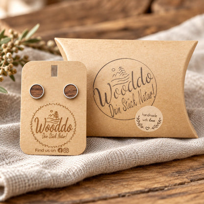 Holz Ohrstecker Circle Big Nuss aus Nussholz mit Halter und Wooddo-Geschenkschachtel auf Leinen