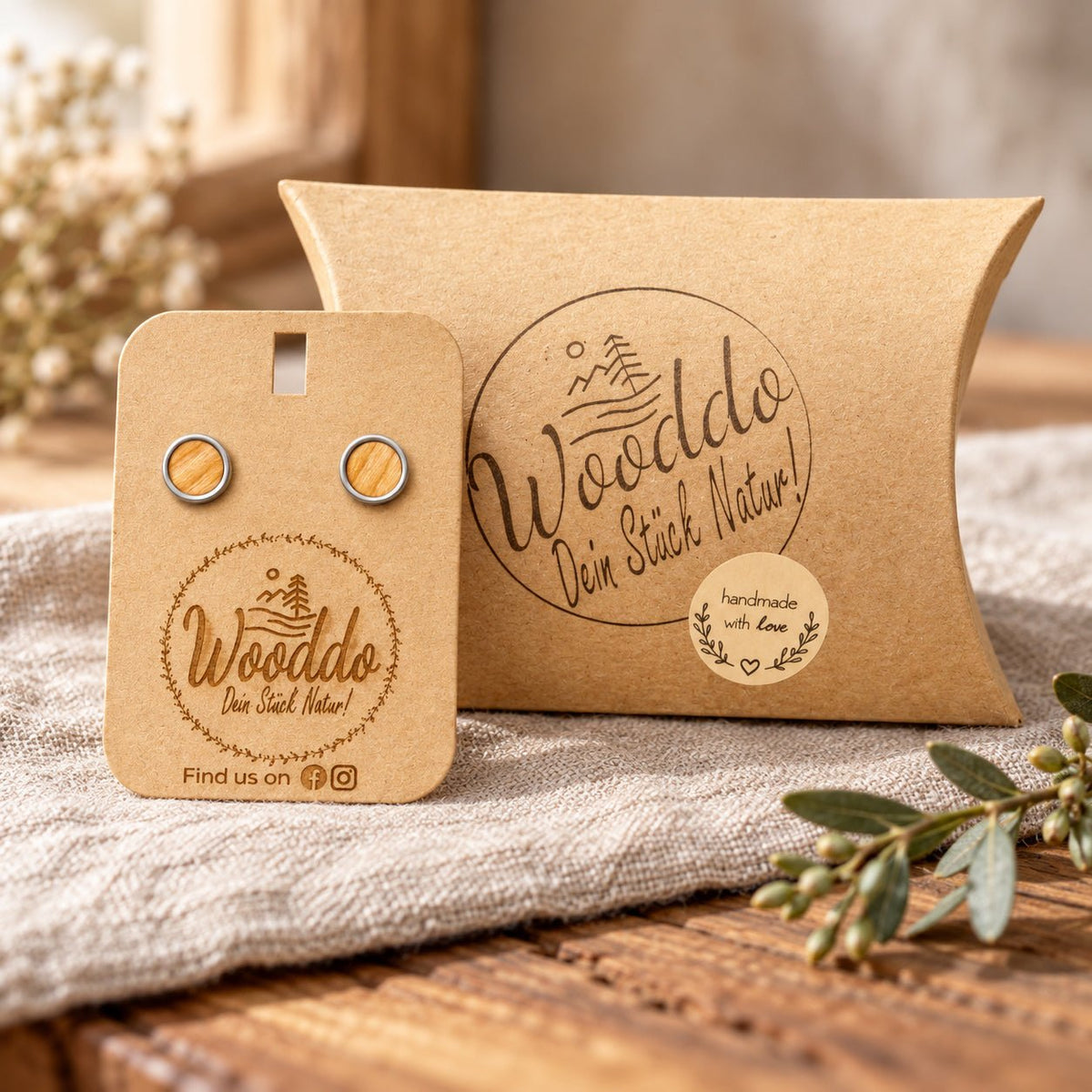 Holz Ohrstecker Circle Small Kirsche aus Kirschholz mit Halter und Wooddo-Geschenkschachtel auf Leinen