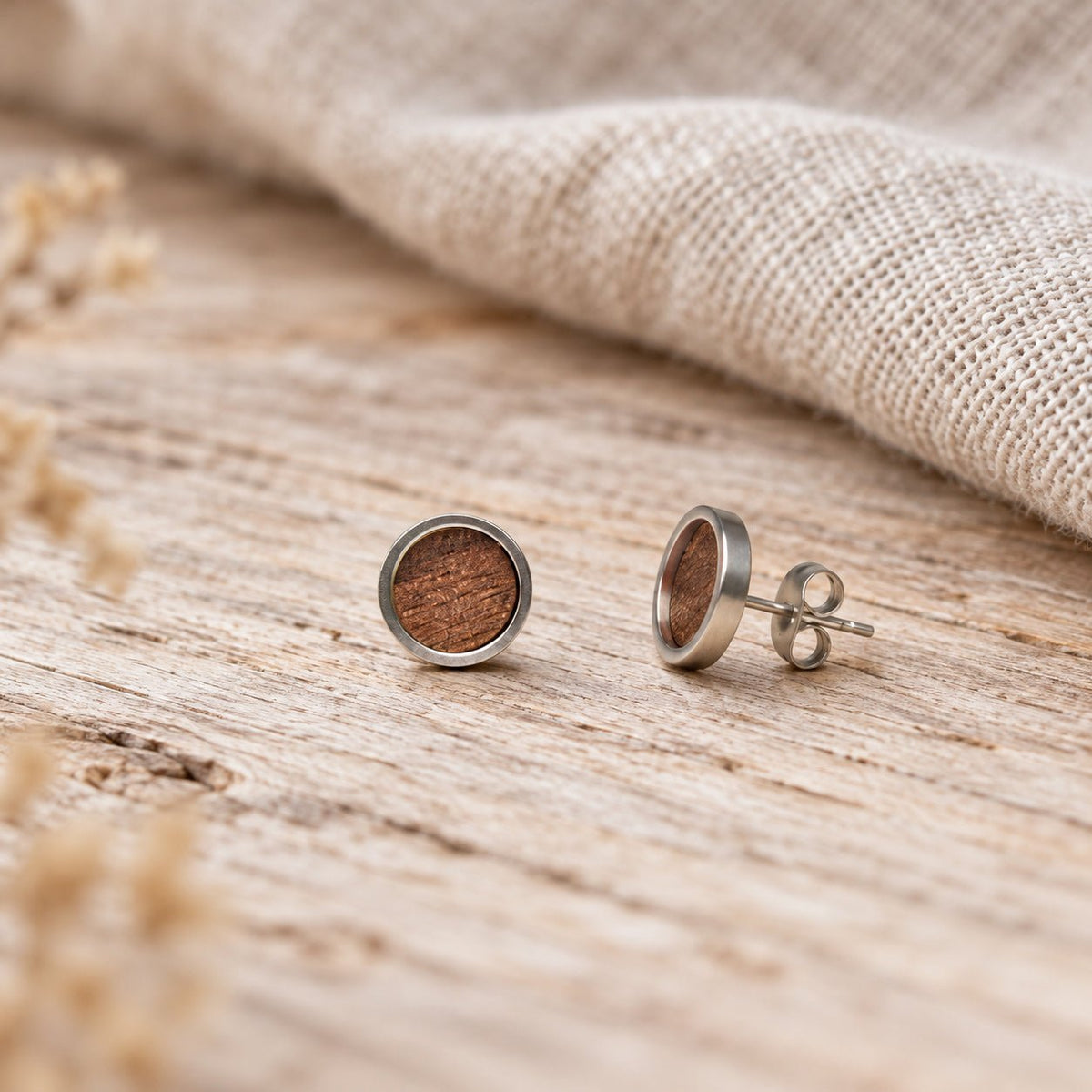 Holz Ohrstecker Circle Small Nuss aus Nussholz auf einer Holzoberfläche