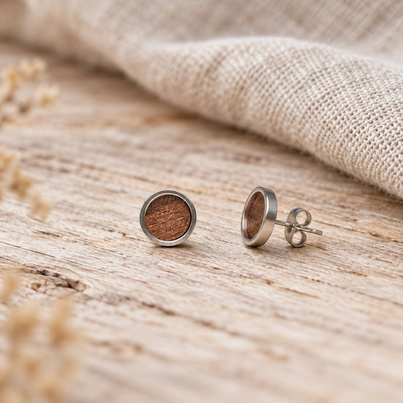 Holz Ohrstecker Circle Small Nuss aus Nussholz auf einer Holzoberfläche
