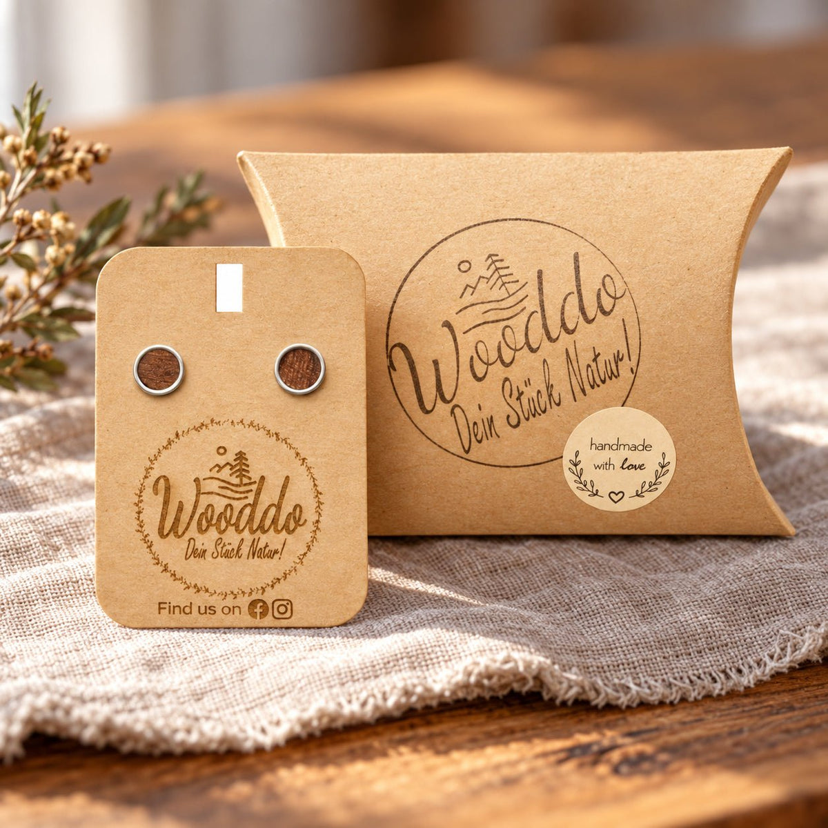 Holz Ohrstecker Circle Small Nuss aus Nussholz mit Halter und Wooddo-Geschenkschachtel auf Leinen