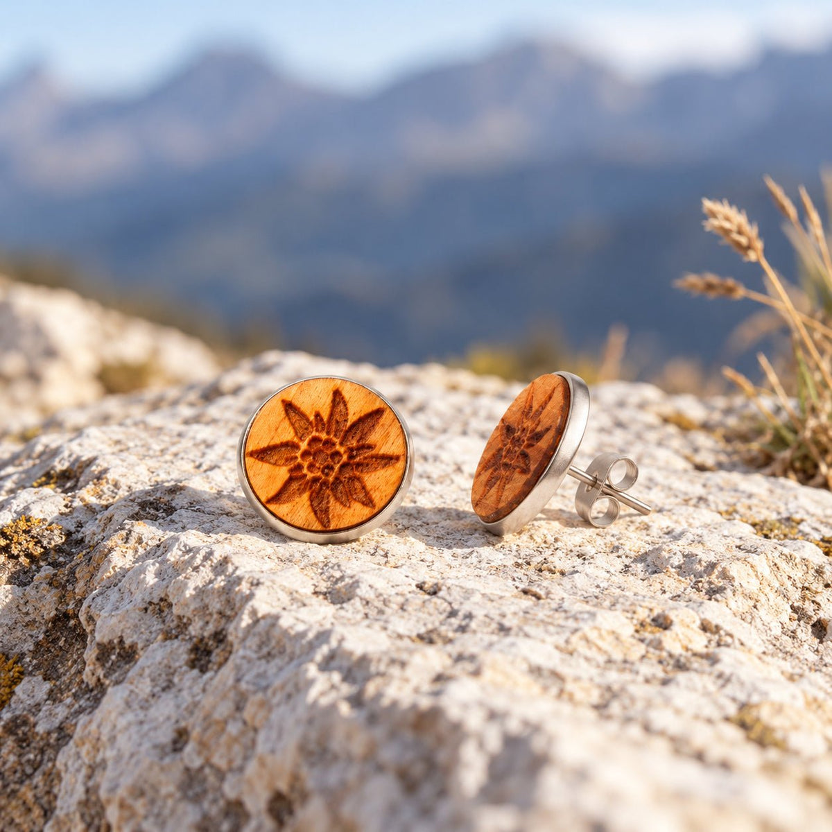 Holz Ohrstecker Edelweiß aus Kirschholz auf Stein mit einem Grashalm