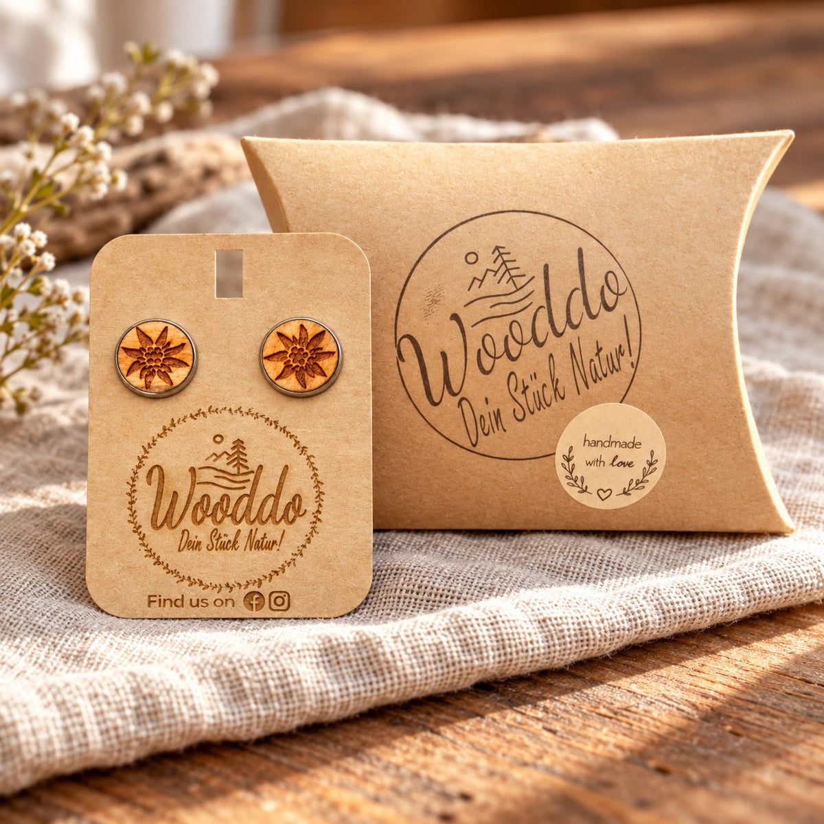 Holz Ohrstecker Edelweiß aus Kirschholz mit Halter und Wooddo-Geschenkschachtel auf Leinen