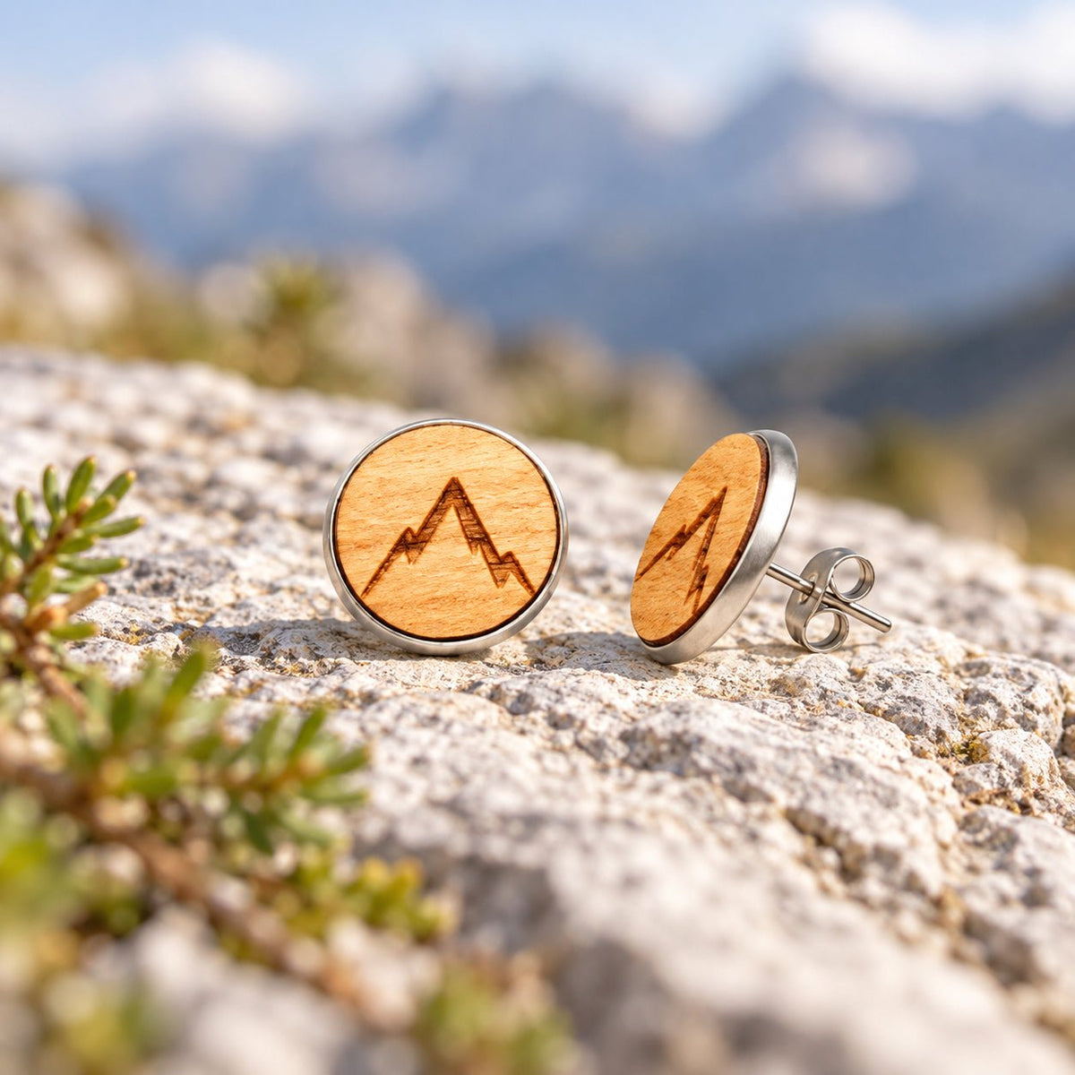 Holz Ohrstecker Gipfelstürmer aus Kirschholz auf einem hellen Felsen