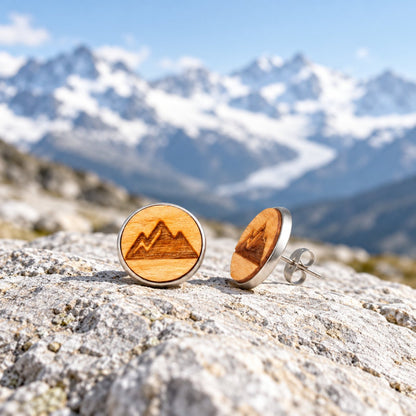 Holz Ohrstecker Gletschereis aus Kirschholz auf hellem Naturstein