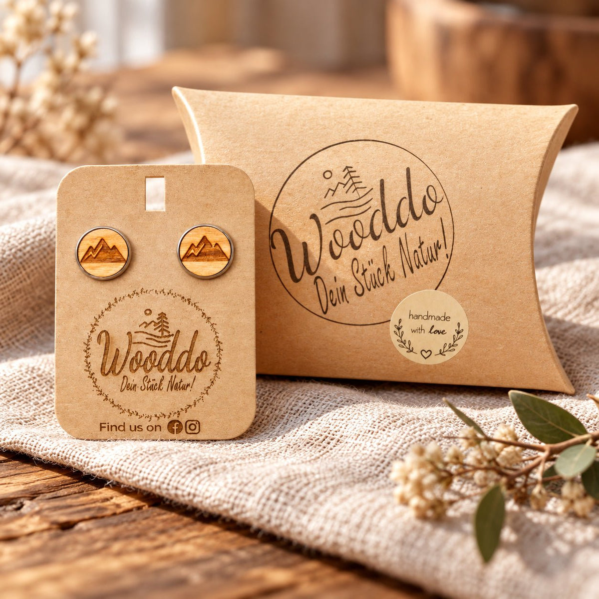 Holz Ohrstecker Gletschereis aus Kirschholz mit Halter und Wooddo-Geschenkschachtel auf Leinen