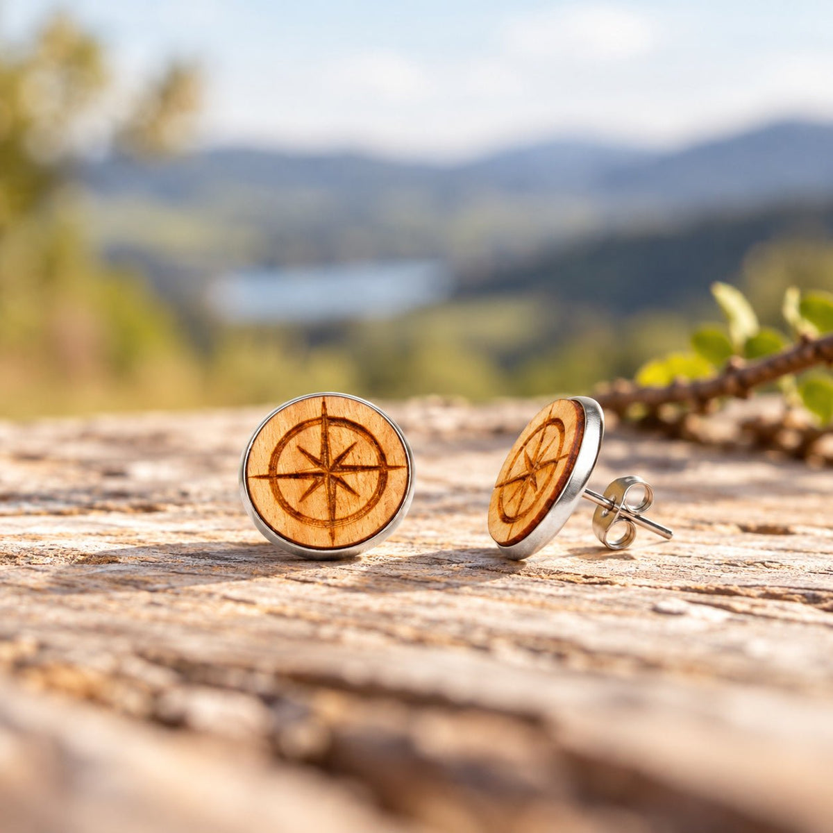 Holz Ohrstecker Kompass aus Kirschholz auf einer Holzoberfläche
