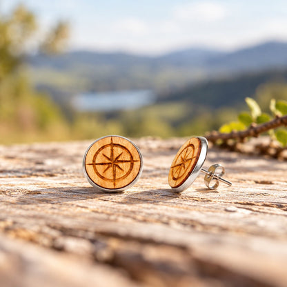 Holz Ohrstecker Kompass aus Kirschholz auf einer Holzoberfläche