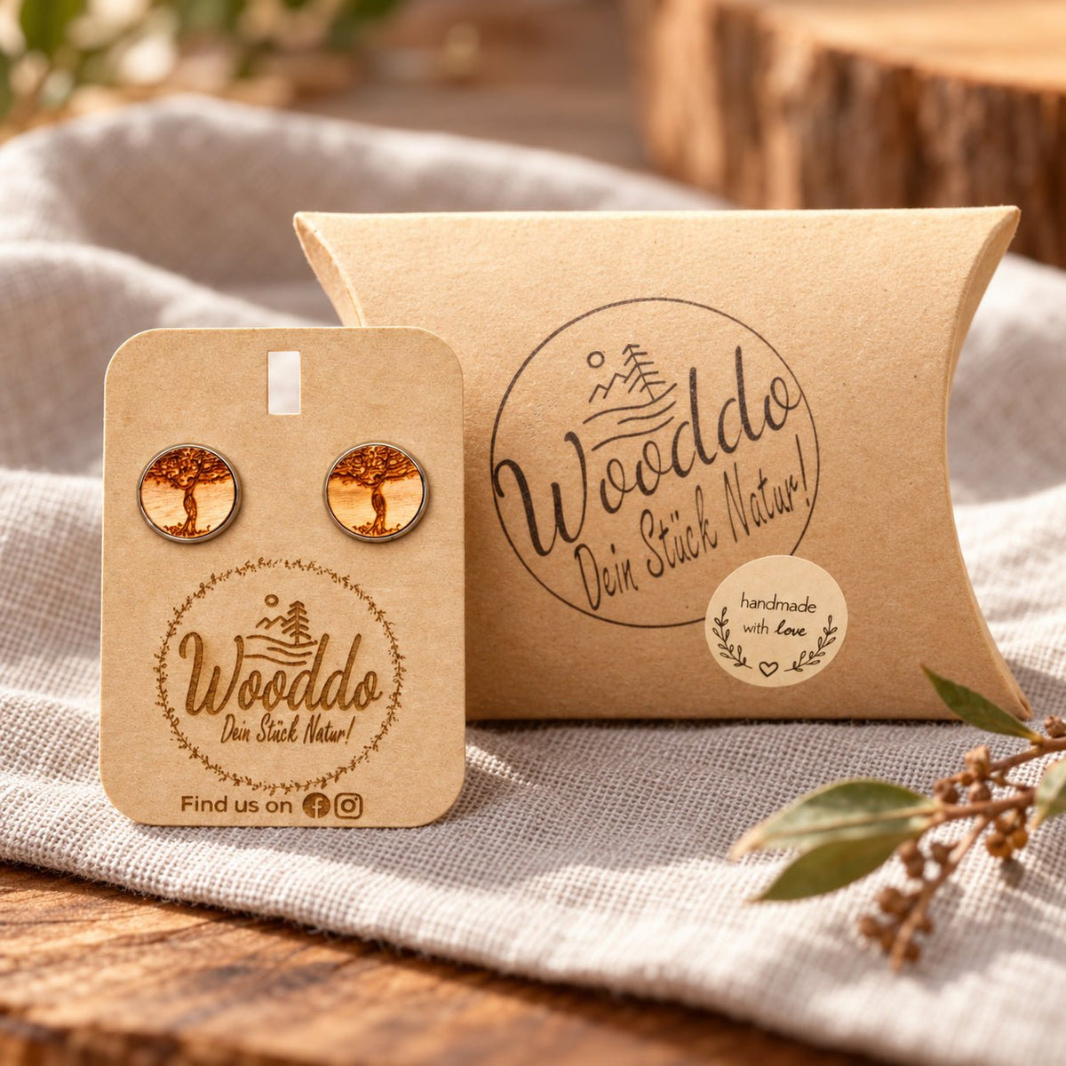 Holz Ohrstecker Lebensbaum aus Kirschholz mit Halter und Wooddo-Geschenkschachtel auf Leinen
