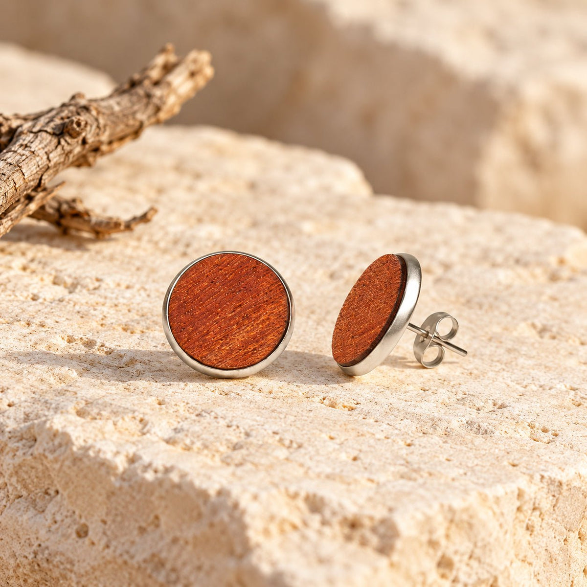 Holz Ohrstecker Nature Dot aus Mahagoniholz auf hellem Naturstein