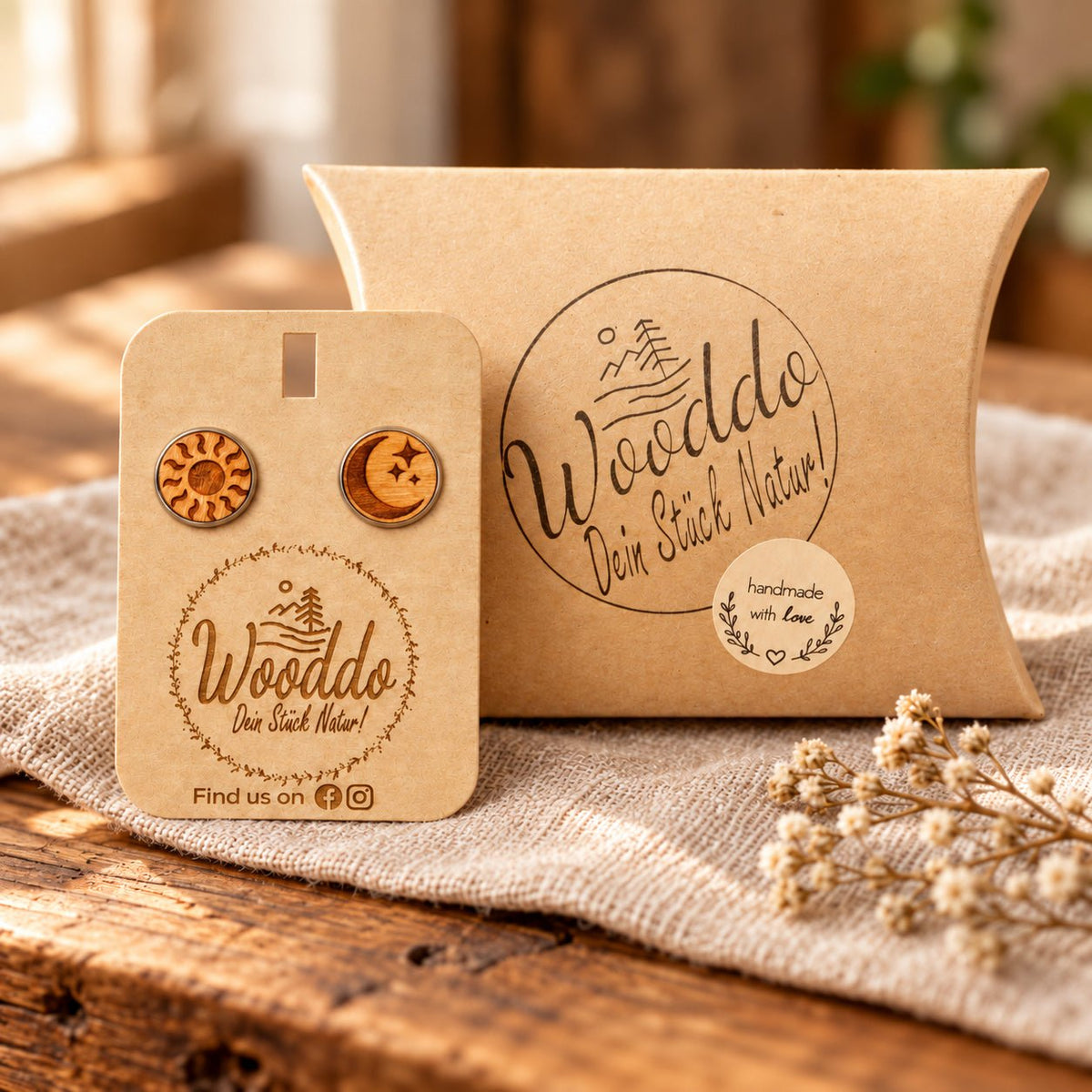 Holz Ohrstecker Tag und Nacht aus Kirschholz mit Halter und Wooddo-Geschenkschachtel auf Leinen
