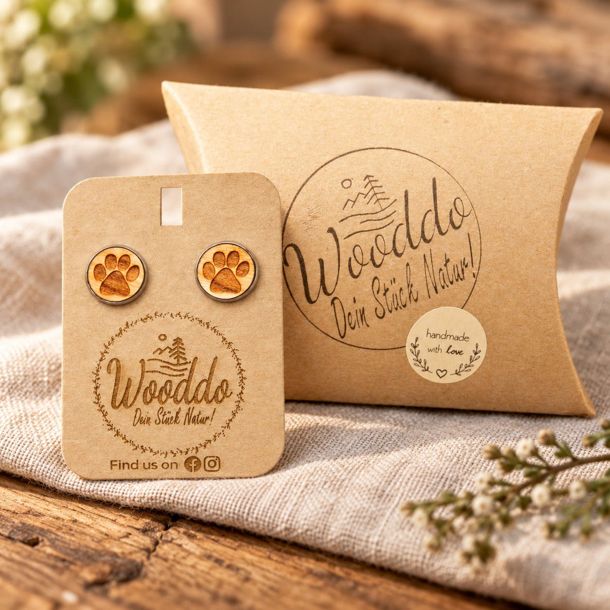 Holz Ohrstecker Tierliebe aus Kirschholz mit Halter und Wooddo-Geschenkschachtel auf Leinen