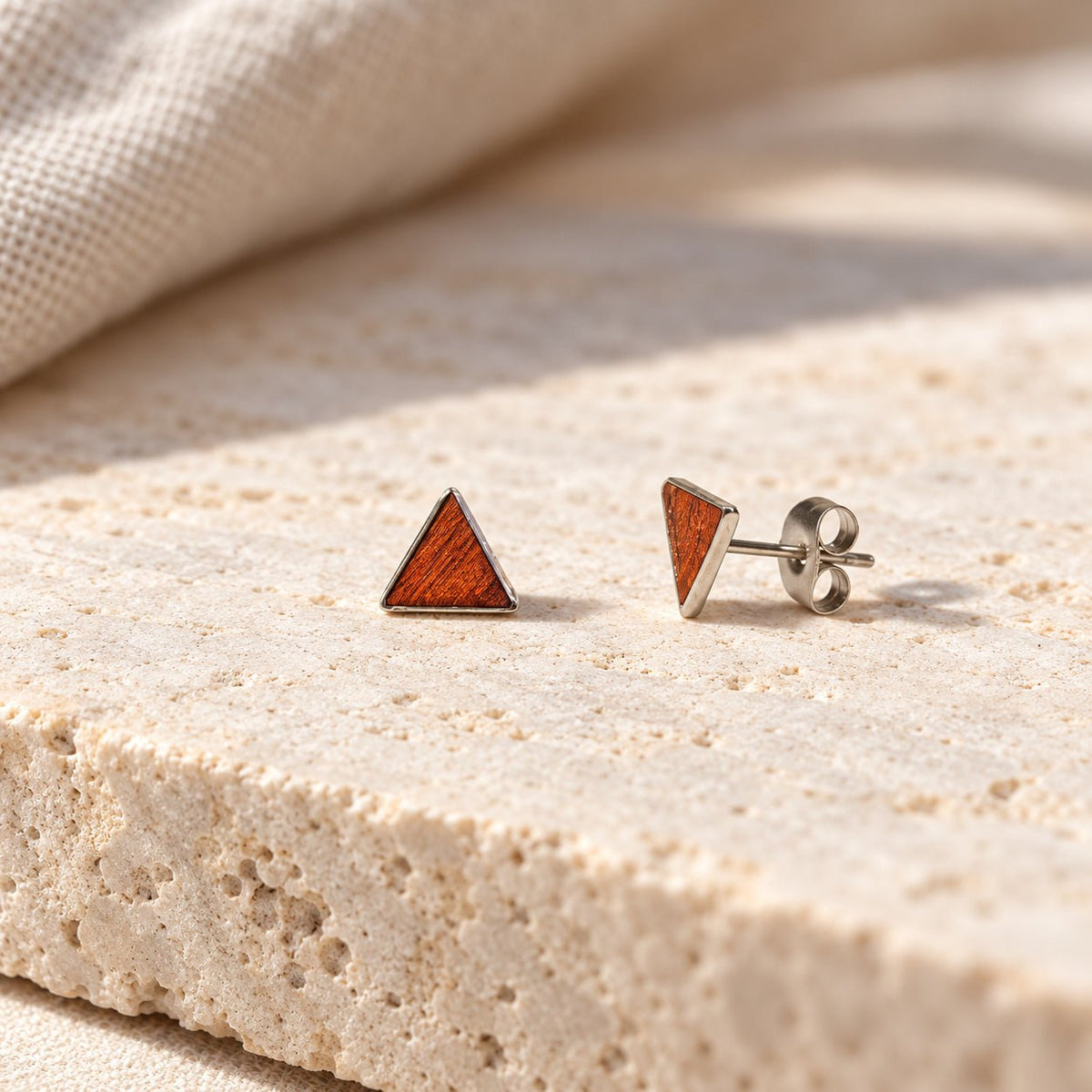 Holz Ohrstecker Triangular Mahagoni aus koloriertem Holz auf hellem Naturstein