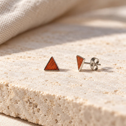 Holz Ohrstecker Triangular Mahagoni aus koloriertem Holz auf hellem Naturstein