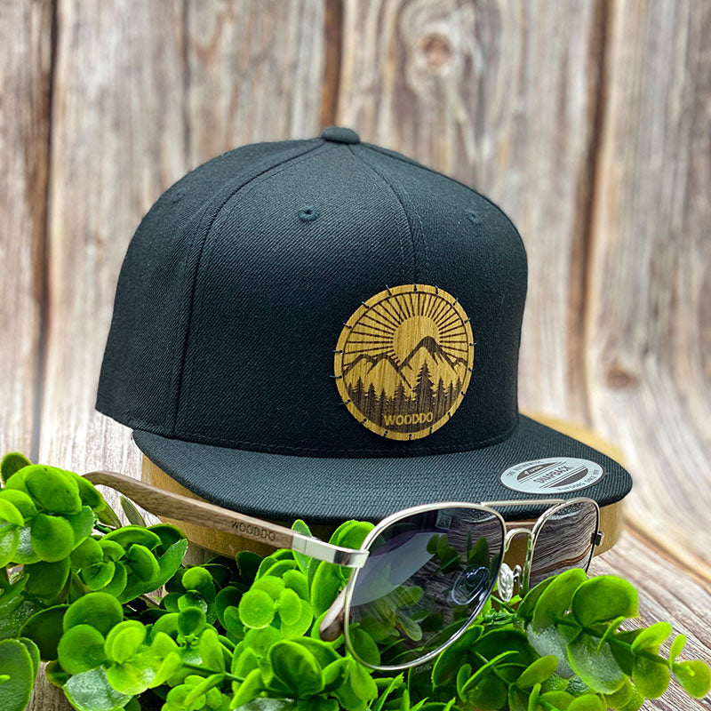 Snapback Cap mit Holz Emblem