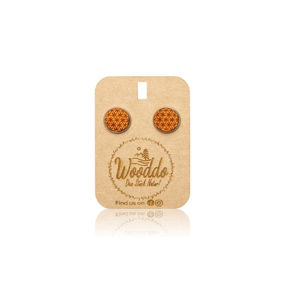 Holz Ohrstecker Blume des Lebens aus Kirschholz auf dem Wooddo-Halter