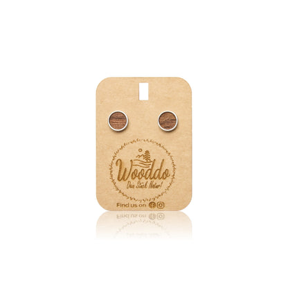 Holz Ohrstecker Circle Big Nuss aus Nussholz auf dem Wooddo-Halter