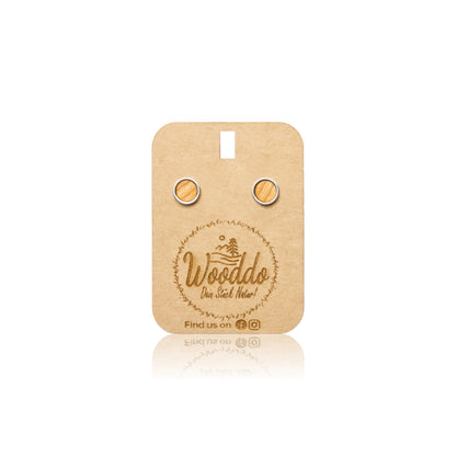 Holz Ohrstecker Circle Small Kirsche aus Kirschholz auf dem Wooddo-Halter