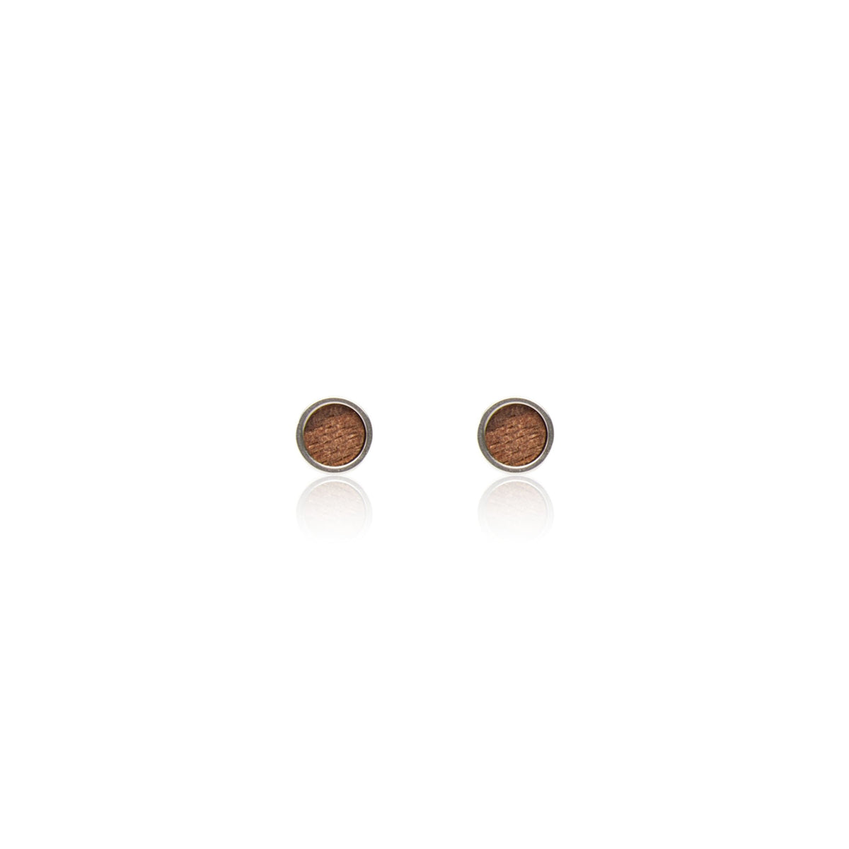 Holz Ohrstecker Circle Small Nuss aus Nussholz, Paar in Vorderansicht