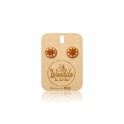Holz Ohrstecker Edelweiß aus Kirschholz auf dem Wooddo-Halter