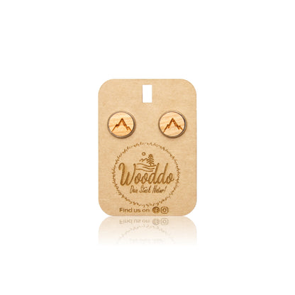 Holz Ohrstecker Gipfelstürmer aus Kirschholz auf dem Wooddo-Halter