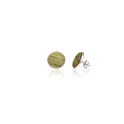 Holz Ohrstecker Green Dot aus koloriertem Holz in Grün mit Edelstahlstecker und Verschluss