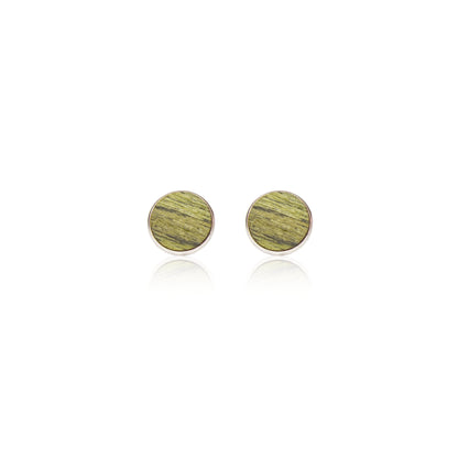 Holz Ohrstecker Green Dot aus koloriertem Holz in Grün, Paar in Vorderansicht