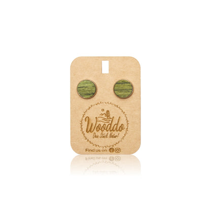 Holz Ohrstecker Green Dot aus koloriertem Holz in Grün auf dem Wooddo-Halter