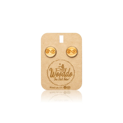Holz Ohrstecker Infinity aus Kirschholz auf dem Wooddo-Halter