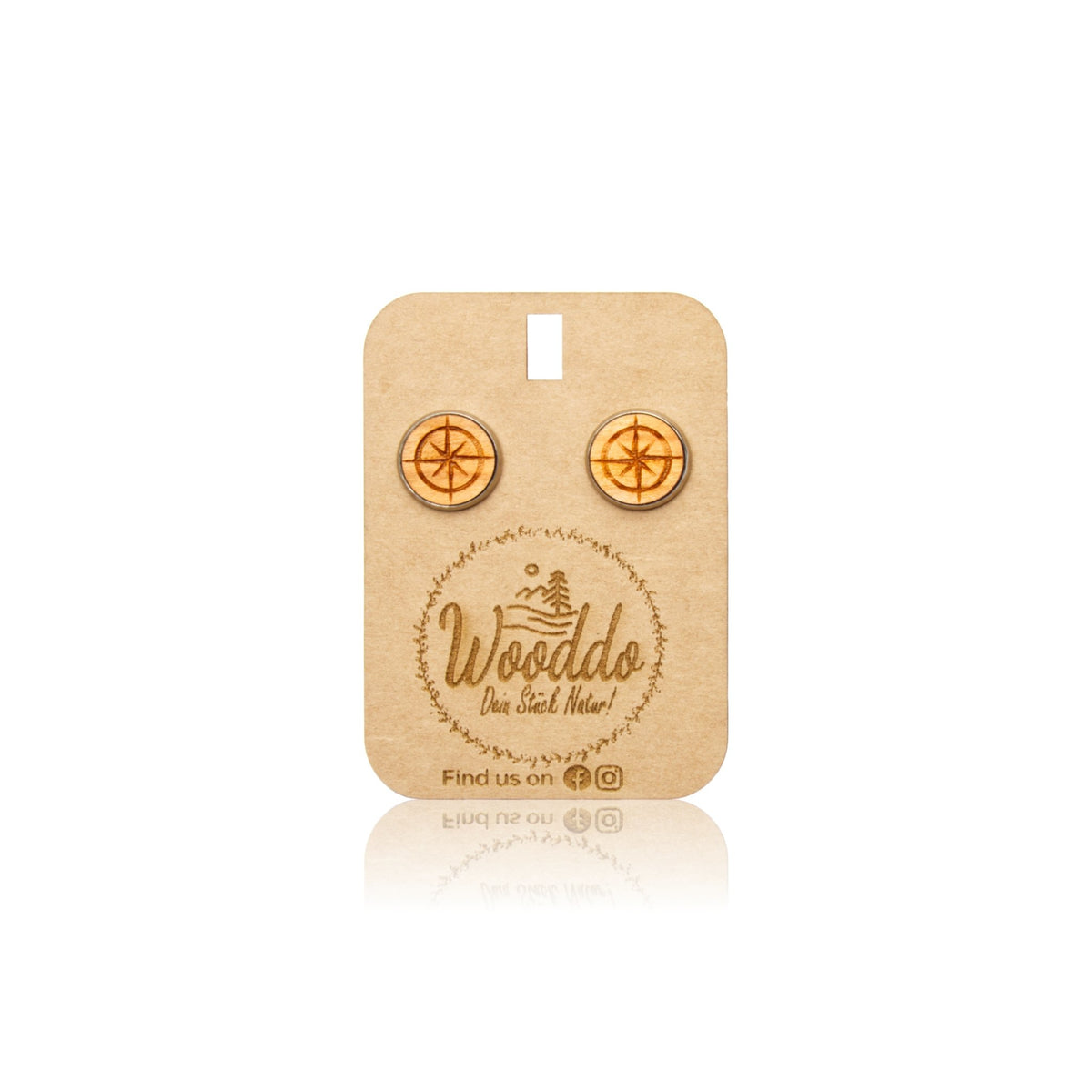 Holz Ohrstecker Kompass aus Kirschholz auf dem Wooddo-Halter