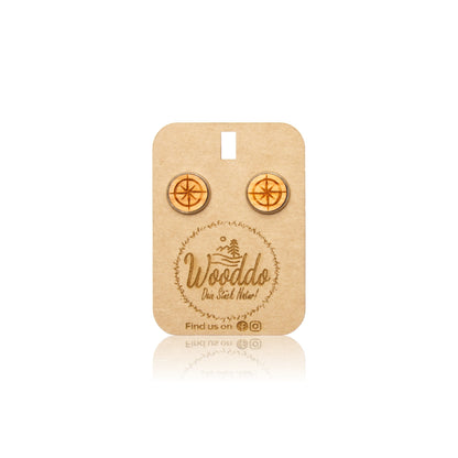 Holz Ohrstecker Kompass aus Kirschholz auf dem Wooddo-Halter
