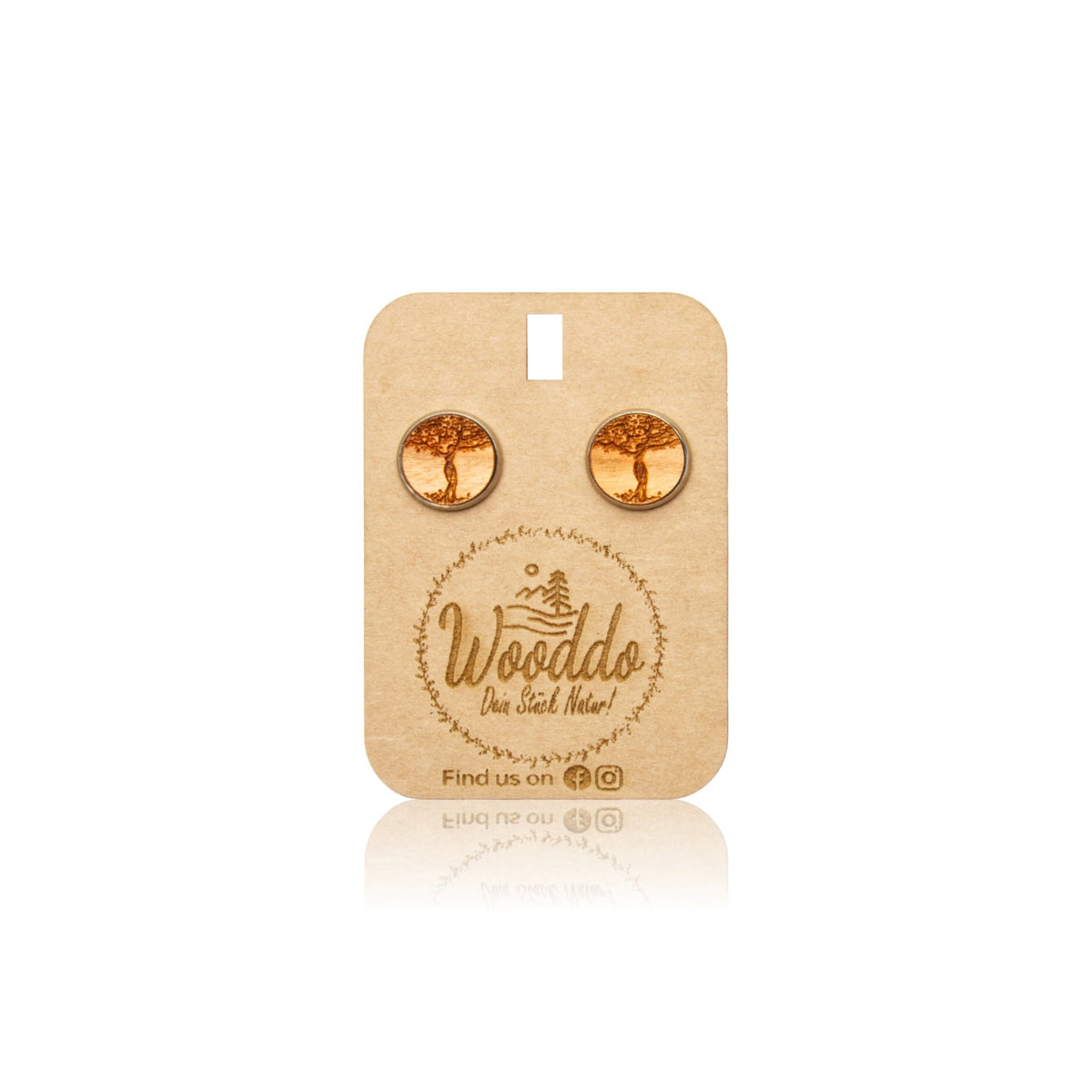 Holz Ohrstecker Lebensbaum aus Kirschholz auf dem Wooddo-Halter
