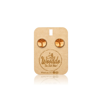 Holz Ohrstecker Lebensbaum aus Kirschholz auf dem Wooddo-Halter