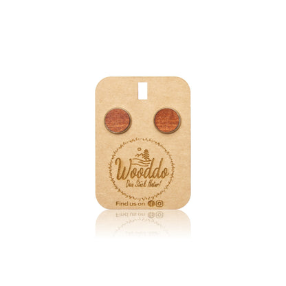 Holz Ohrstecker Nature Dot aus Mahagoniholz auf dem Wooddo-Halter