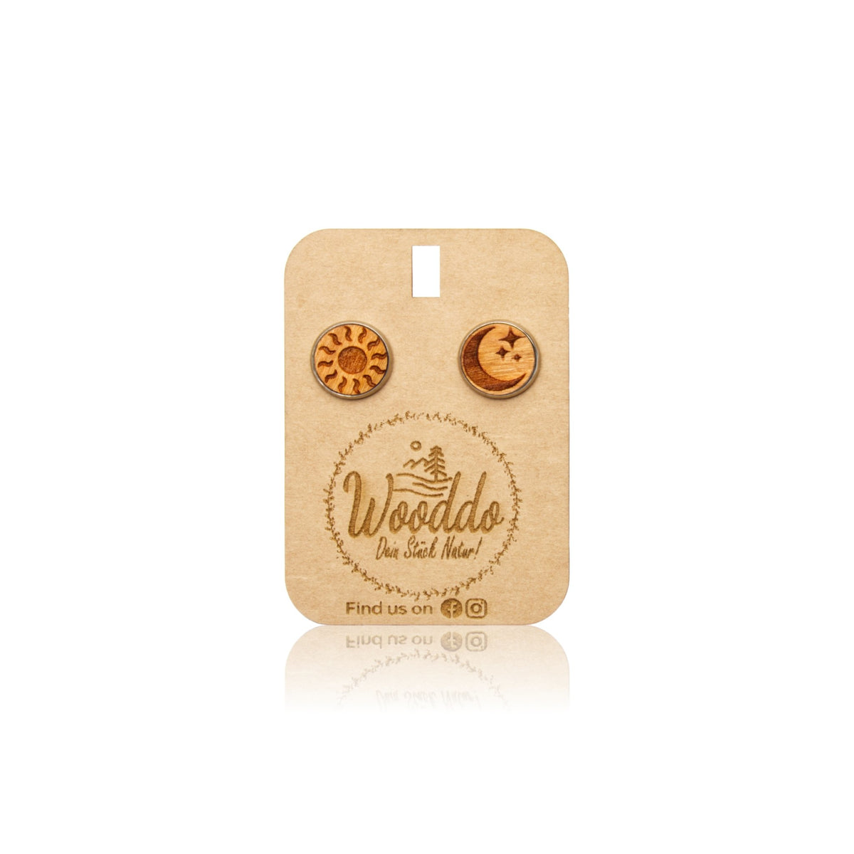 Holz Ohrstecker Tag und Nacht aus Kirschholz auf dem Wooddo-Halter