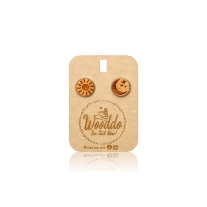 Holz Ohrstecker Tag und Nacht aus Kirschholz auf dem Wooddo-Halter