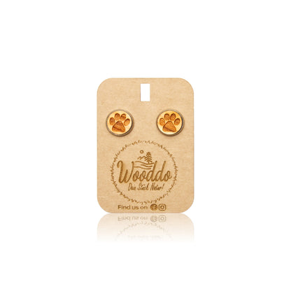 Holz Ohrstecker Tierliebe aus Kirschholz auf dem Wooddo-Halter
