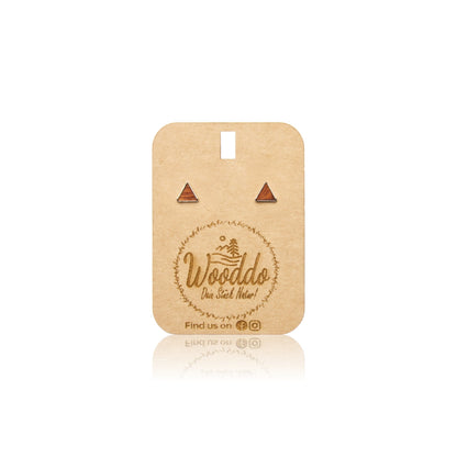 Holz Ohrstecker Triangular Mahagoni aus koloriertem Holz auf dem Wooddo-Halter